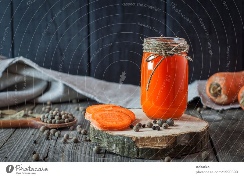 Glasgefäß mit Saft auf einer Holzoberfläche Lebensmittel Gemüse Kräuter & Gewürze Ernährung Vegetarische Ernährung Diät Getränk Erfrischungsgetränk Flasche