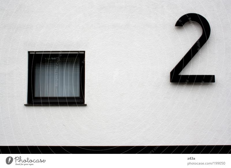 Only number two Haus Einfamilienhaus Mauer Wand Fassade Fenster Hausnummer Beton einfach schwarz weiß 2 Farbfoto Außenaufnahme Muster Menschenleer Kontrast