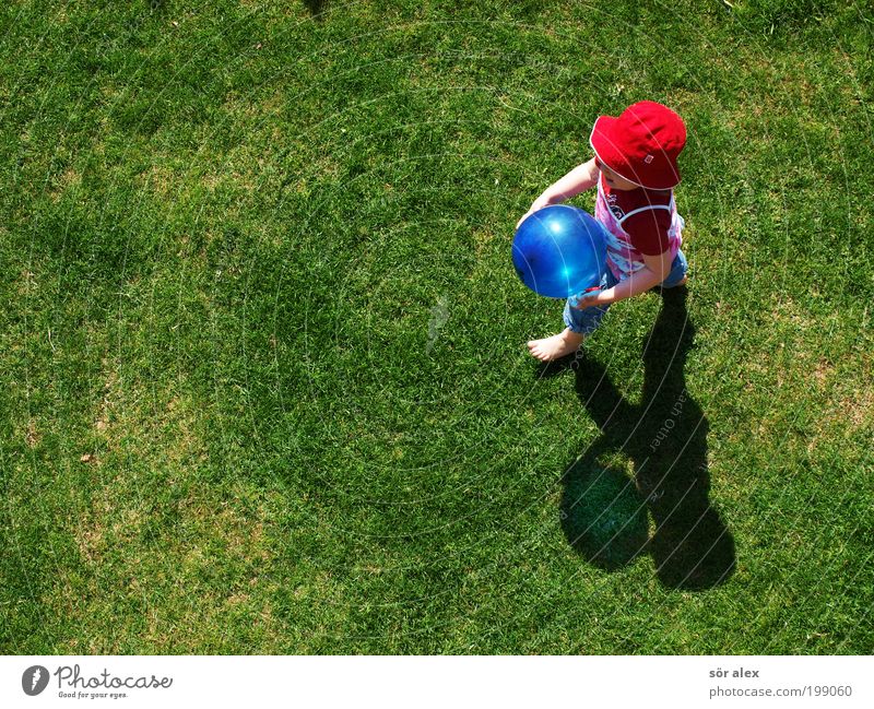 Hab den Ballon'g Spielen Kleinkind Mädchen Kindheit 1 Mensch Frühling Schönes Wetter Gras Garten Wiese T-Shirt Jeanshose Stoff Hut Luftballon gehen Lächeln