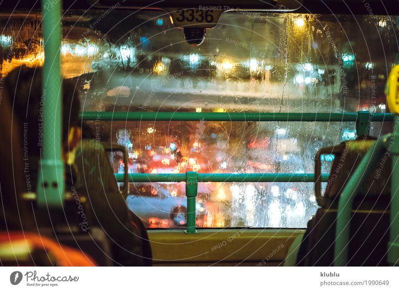 Nasse mit Regenstraße durch das Glas des Busses. Leben Ferien & Urlaub & Reisen Wetter Verkehr Straße Fahrzeug Bewegung modern nass Aussicht Zeichen erleuchten