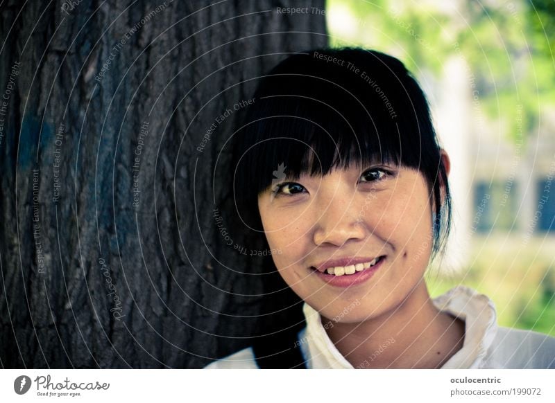 Mandelzeit Mensch feminin Junge Frau Jugendliche Kopf Gesicht 1 18-30 Jahre Erwachsene Baum Xi'an China schwarzhaarig Pony Lächeln leuchten warten