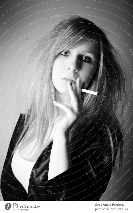 dienstag die zigarette danach Lifestyle elegant Stil feminin Junge Frau Jugendliche Leben Kopf Haare & Frisuren Gesicht 1 Mensch 18-30 Jahre Erwachsene Jacke
