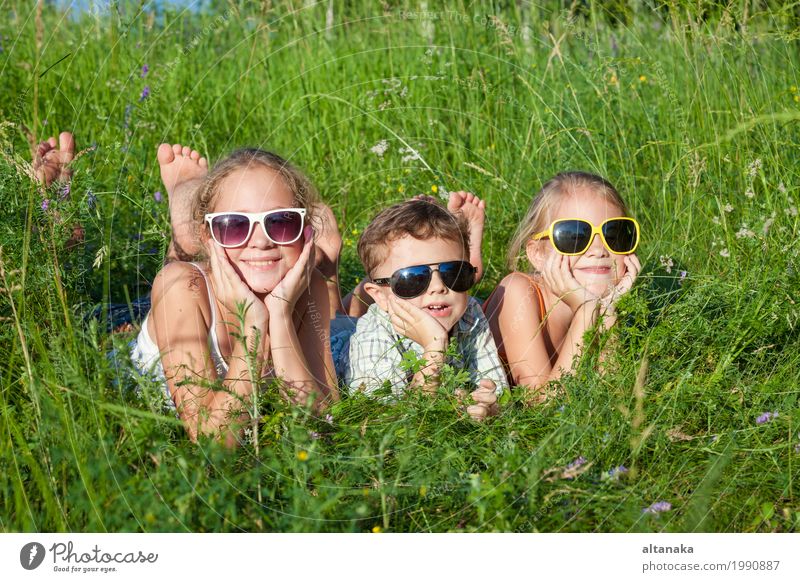 Drei glückliche Kinder, die im Park zur Tageszeit spielen. Lifestyle Freude Glück schön Gesicht Freizeit & Hobby Spielen Ferien & Urlaub & Reisen Freiheit