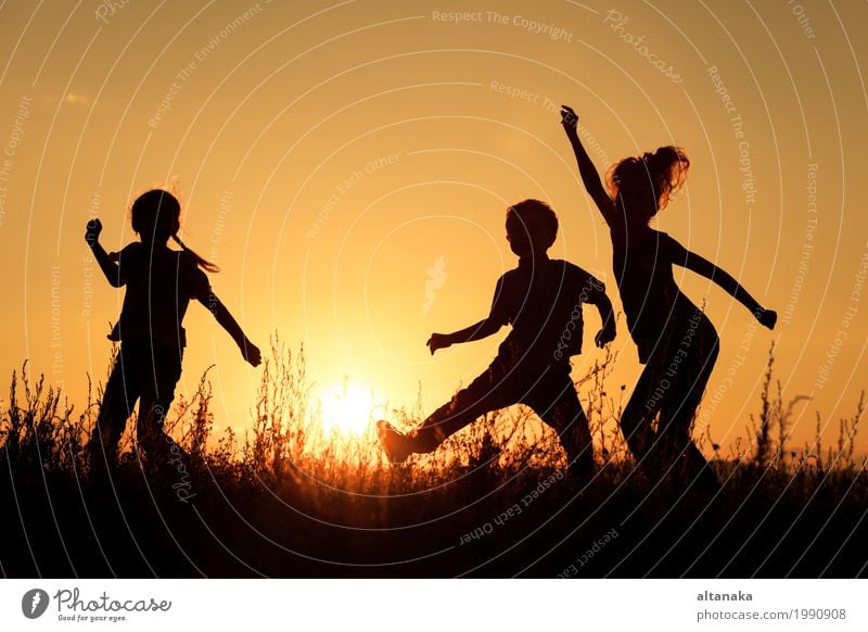 Glückliche Kinder, die im Park spielen Lifestyle Freude Freizeit & Hobby Spielen Ferien & Urlaub & Reisen Ausflug Freiheit Sommer Sonne Sport Schule Mädchen