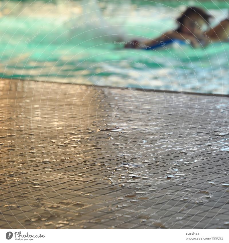 schwimmenlernen .. Sport Fitness Sport-Training Wassersport Flüssigkeit Kindheit Schwimmbad nass Farbfoto Innenaufnahme Tag Unschärfe Schwimmen & Baden