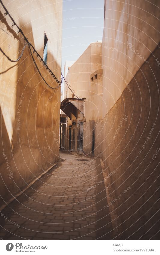 Marrakech Menschenleer Haus Mauer Wand Fassade Gasse Pflastersteine Pflasterweg alt Armut Marrakesch Marokko Sandstein beige Farbfoto Außenaufnahme Sonnenlicht