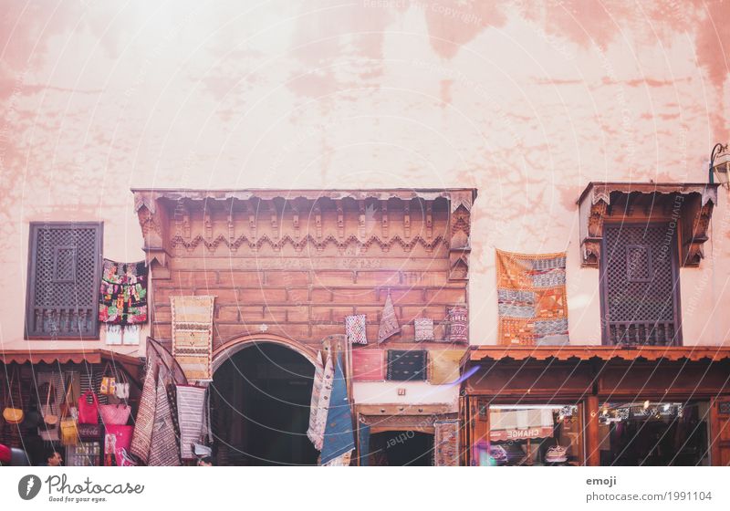 Marrakech Dorf Stadt Haus Marktplatz Mauer Wand Fassade Wärme rot Marrakesch Teppichgeschäft Farbfoto mehrfarbig Außenaufnahme Menschenleer Tag