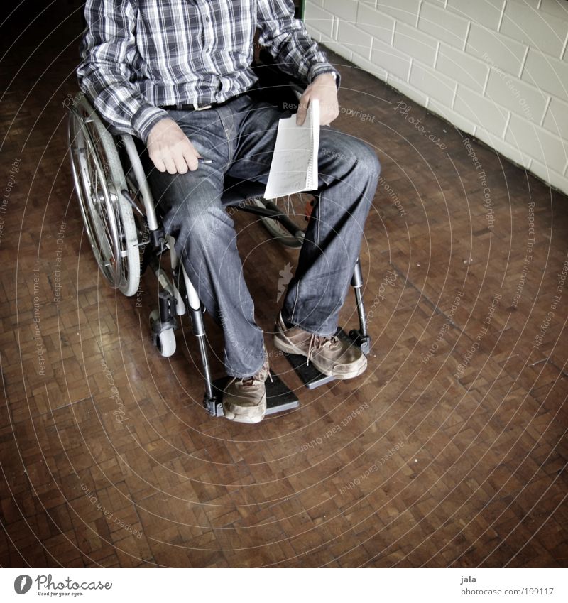 handicapt Mensch maskulin Mann Erwachsene Leben Hand Beine 1 Hemd Rollstuhl Holz Krankheit Menschlichkeit Behinderte Barriere Unfall lähmung Parkett Farbfoto