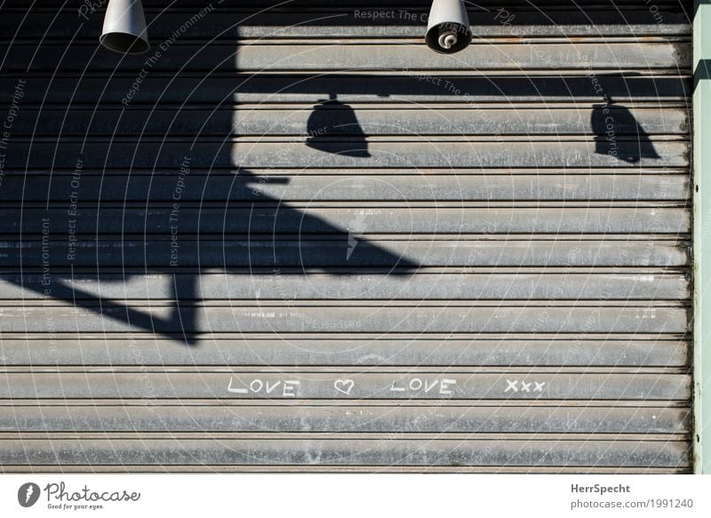Love xxx Stadtzentrum Haus Gebäude Fassade Metall Zeichen Schriftzeichen Liebe Verliebtheit Romantik Lampenschirm Ladengeschäft geschlossen Rollbalken Lamelle
