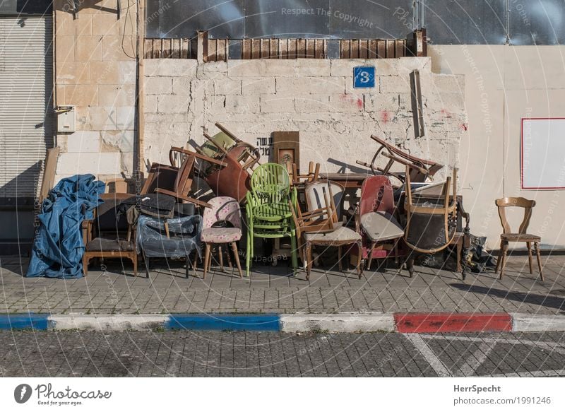 Final Sale! Alles muss raus. Städtereise Häusliches Leben Umzug (Wohnungswechsel) Möbel Sessel Stuhl Jaffa Tel Aviv Altstadt Mauer Wand außergewöhnlich dreckig