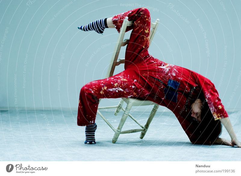 Position 1: Schwerkraft nachjustieren. Mensch feminin Junge Frau Jugendliche 18-30 Jahre Erwachsene hängen Stuhl Arbeitsanzug rot sitzen tollpatschig unbequem