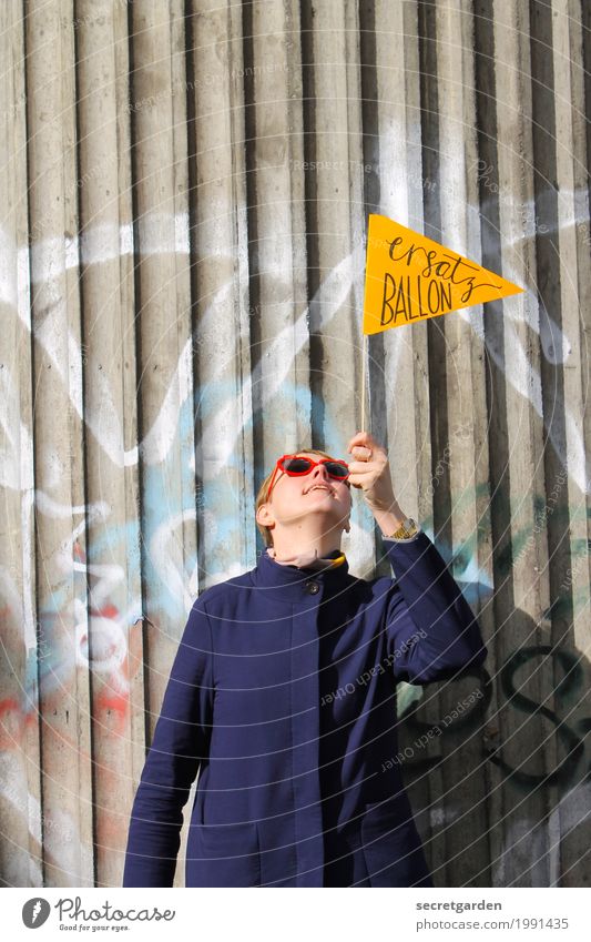 Fake-Ballon. Stil Freude Feste & Feiern Geburtstag feminin Junge Frau Jugendliche 1 Mensch 18-30 Jahre Erwachsene Mauer Wand Mantel Accessoire Sonnenbrille