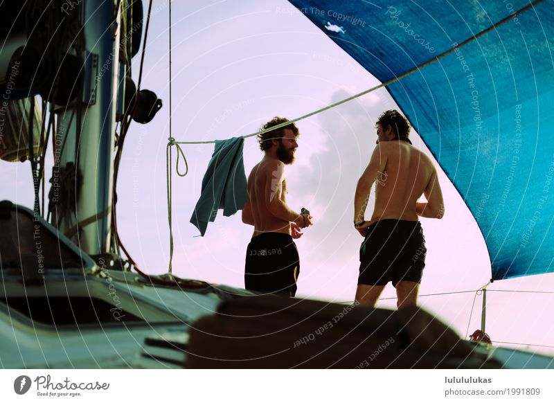 das sind zwei maenner. Abenteuer Freiheit Sommerurlaub Mensch maskulin Junger Mann Jugendliche Freundschaft 2 18-30 Jahre Erwachsene Segelboot Badehose atmen