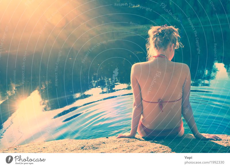 Rückenansicht Porträt einer schönen entspannten Frau am Strand mit blauem Wasser Hintergrund Lifestyle Körper Haut Gesundheitswesen sportlich Erholung