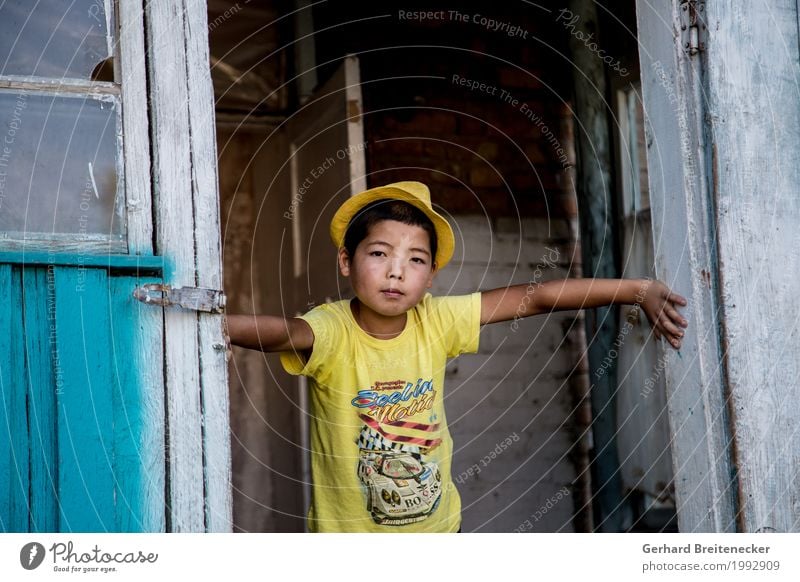 Yellow Fellow Kind Junge Kindheit 1 Mensch 8-13 Jahre Bishkek Kirgisistan Asien Asiate Dorf T-Shirt Hut Armut authentisch Coolness dreckig dunkel einfach frech