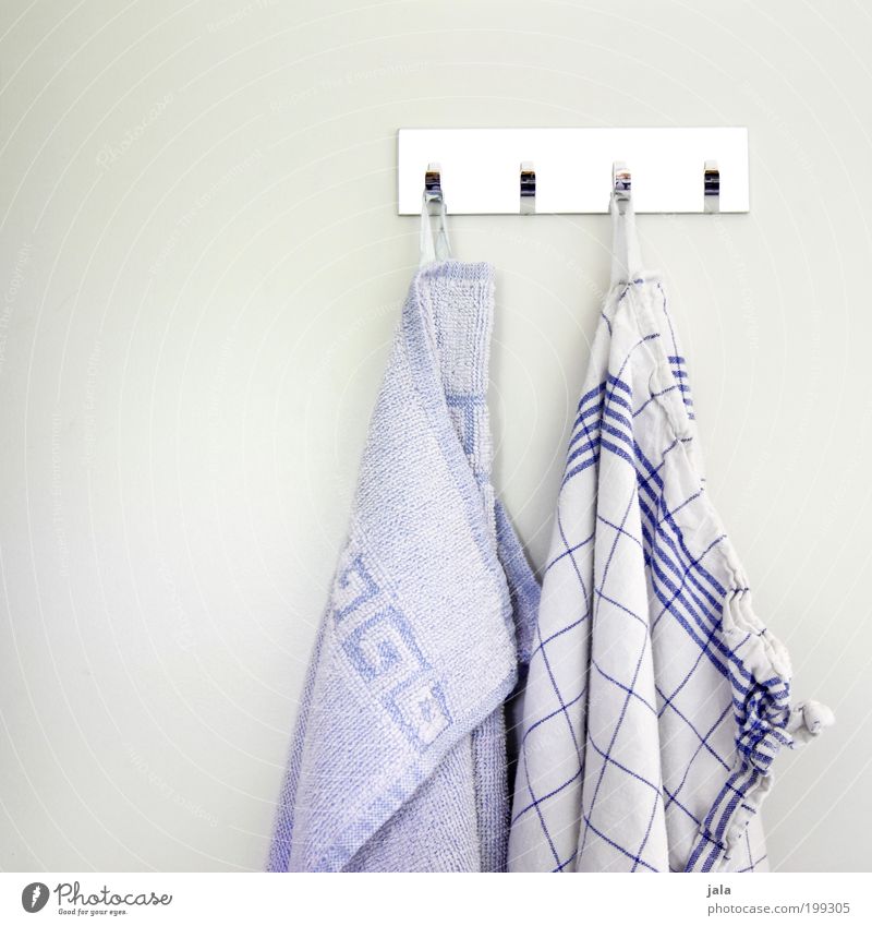 küchentücher Handtuch Küchenhandtücher Stoff Haken einfach Sauberkeit Haushalt spülen Reinigen Ordnung weiß blau grau Muster Alltagsfotografie Häusliches Leben