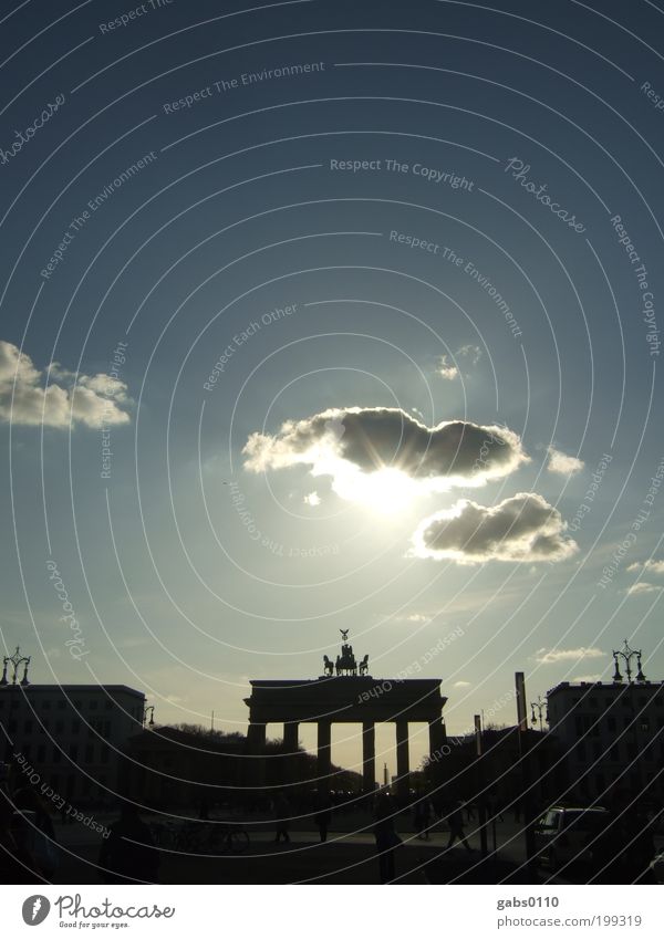 Berlin Berlin (#50) beobachten Brandenburger Tor Deutschland Himmel Wolken Sonne Kontrast blau schwarz Ferien & Urlaub & Reisen Reisefotografie Pariser Platz