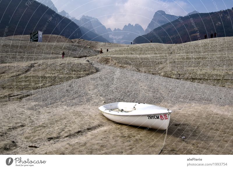 Wo ist der See? Ferne Berge u. Gebirge wandern Natur Landschaft Klimawandel Felsen Alpen Seeufer Molveno Italien Europa Fischerboot Ruderboot trocken wüst