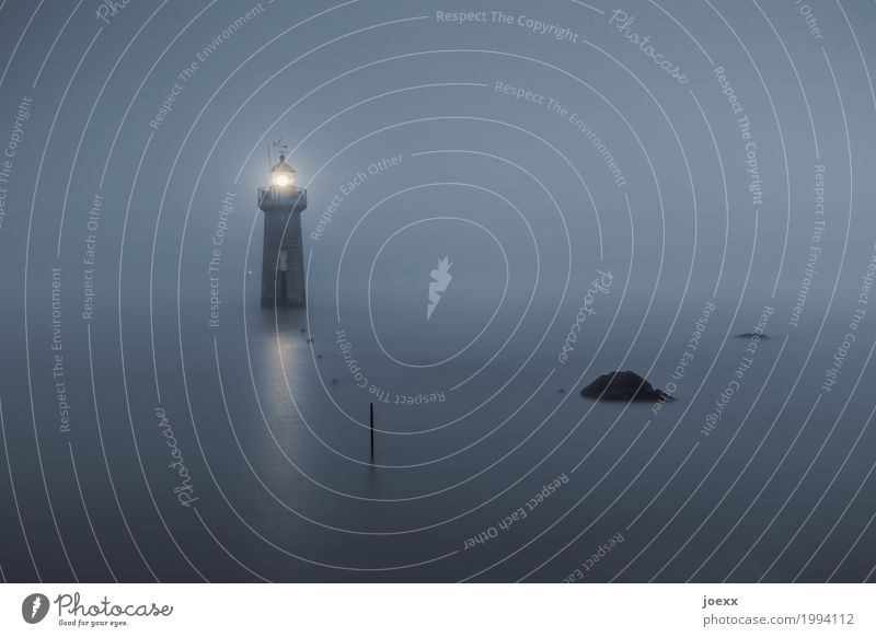 Leuchtturm im Wasser bei Nebel Küste Küstennebel Sicherheit Meer Felsen Pfad Licht Ruhe Orientierung wasser Himmel Außenaufnahme Farbfoto Menschenleer Nacht