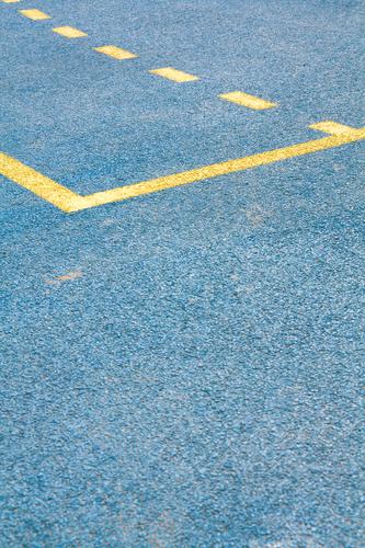 Sportliche Strukturen II Kunststoff Schilder & Markierungen Linie blau gelb Platz Tartan Strukturen & Formen Farbfoto Außenaufnahme Detailaufnahme abstrakt