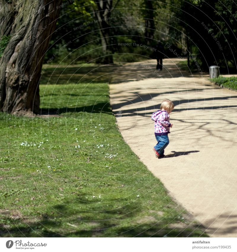 Laufen lernen Spielen Ausflug Sommer Mensch Kind Kleinkind Mädchen Kindheit 1 1-3 Jahre Natur Frühling Schönes Wetter Baum Gras Park Wiese Düsseldorf Jeanshose