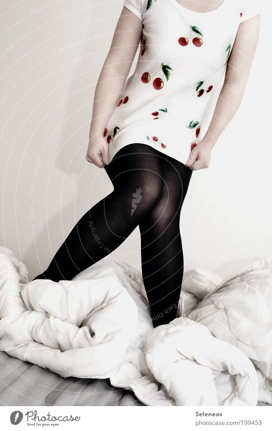 Morgens halb sechs in Deutschland Lifestyle Stil Körper Raum Schlafzimmer feminin Arme Beine Bekleidung T-Shirt Strumpfhose Kirsche Decke stehen