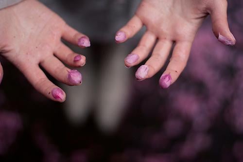 gefallen Haut Hand Finger berühren Duft einzigartig schön violett rosa Fingerbeeren Naturkosmetik Pastellton Farbfoto Unschärfe Schwache Tiefenschärfe Kosmetik