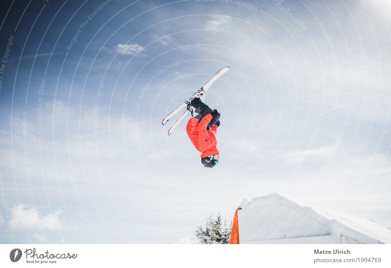 Skiing Freestyle I Freizeit & Hobby Sonne Winter Schnee Winterurlaub Berge u. Gebirge Sport Wintersport Skifahren Skier Snowboard Skipiste 1 Mensch Sonnenlicht