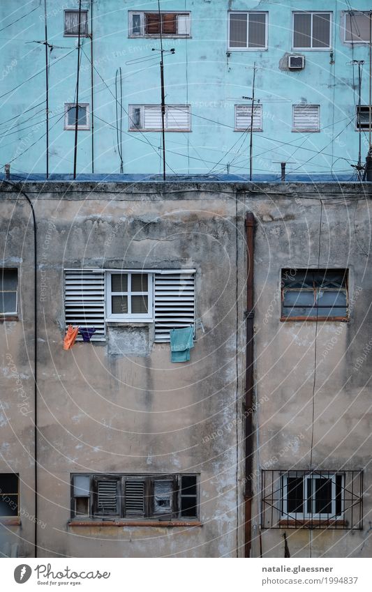 Wäscheleine Hauptstadt Stadtzentrum Hochhaus Mauer Wand Fassade Fenster Armut einfach blau orange Farbfoto Außenaufnahme Textfreiraum unten Textfreiraum Mitte
