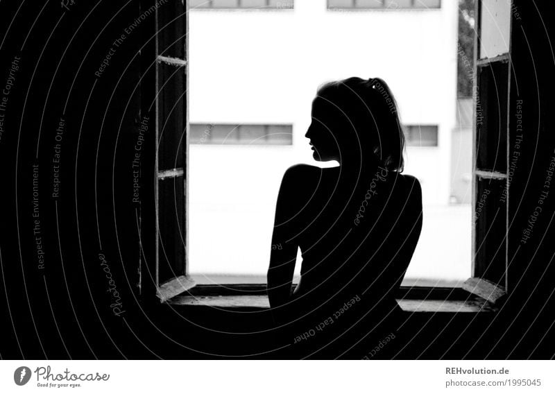 Alexa | am Fenster Mensch feminin Junge Frau Jugendliche Körper 1 18-30 Jahre Erwachsene Zopf stehen ästhetisch schön dünn schwarz Traurigkeit Sorge Sehnsucht