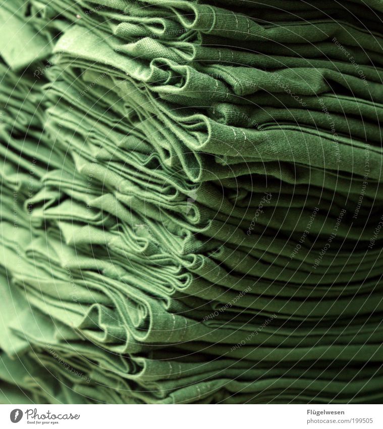 100% Baumwolle Stil Mode Bekleidung Arbeitsbekleidung T-Shirt Stoff authentisch grün zusammenlegen Wäsche Falte stapeln Farbfoto Innenaufnahme Stapel
