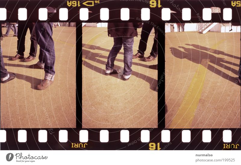 3x cool da stehen Mensch Beine Fuß Umwelt Jeanshose Schuhe Farbfoto Experiment abstrakt Schatten Kontrast Silhouette Filmmaterial analog Fotografie Dia