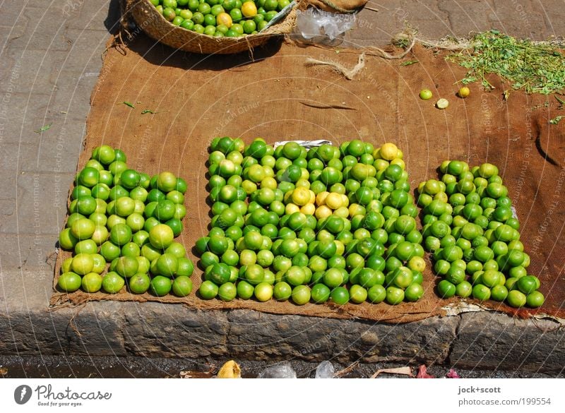 fairer Handel Lebensmittel Frucht Limone Zitrusfrüchte Bioprodukte Kenia Afrika Sammlung frisch unten Ordnungsliebe verkaufen Angebot Korb Bürgersteig viele