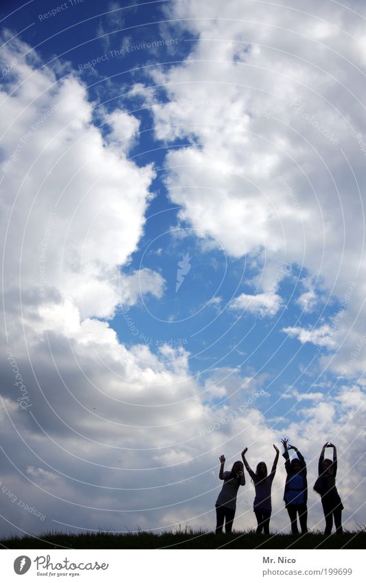 Hände zum Himmel Freundschaft Arme Hand 4 Mensch Umwelt Wolken Klima Wetter Hügel Freude Glück Lebensfreude Frühlingsgefühle Begeisterung Euphorie Freiheit