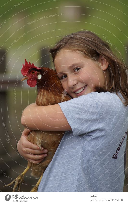 Jasmine mit Henne Landwirtschaft Forstwirtschaft Kind Kindheit Tier Haustier Nutztier Flügel berühren Umarmen Glück Geborgenheit Freundschaft Haushuhn