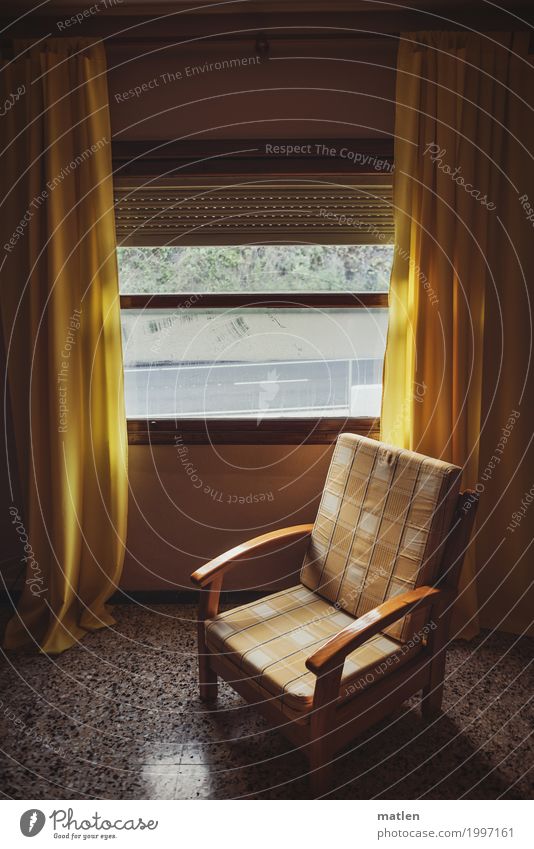 Dank Photocase das hier:Herberget gerne Fenster alt dunkel braun gelb grau bescheiden Sessel verfallen Hotelzimmer Gardine leer Polster Jalousie Farbfoto