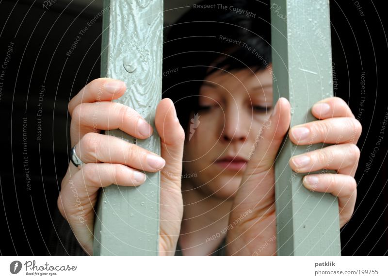 Hinter Gittern Mensch feminin Gesicht 1 18-30 Jahre Jugendliche Erwachsene Denken träumen fest einzigartig trist Willensstärke Verschwiegenheit Sehnsucht Angst