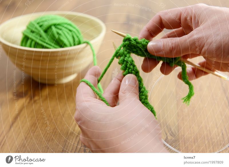 knitting with needles and wool on table. Freizeit & Hobby Hand Wärme Mode Wolle stricken Kreativität yarn handmade The Needles Hintergrundbild woolen thread