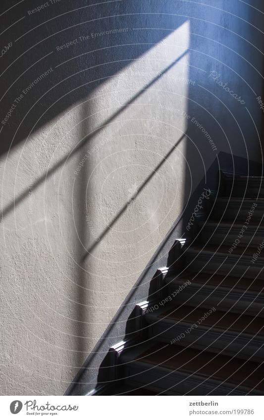 Antwort auf ringo Treppe Treppenhaus Niveau aufsteigen Abstieg Karriere steil Lebenslauf Häusliches Leben Haus Wand Schatten Fensterkreuz Licht Sonnenlicht