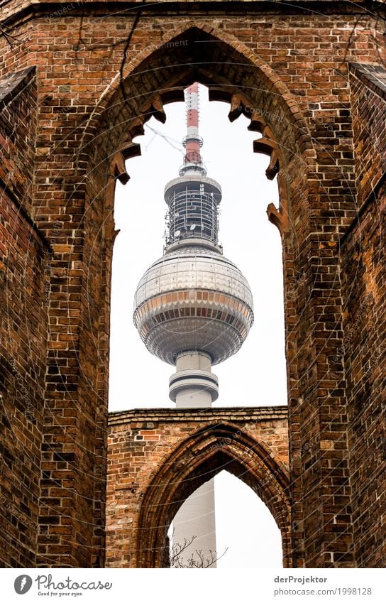 Fernsehturm in Berlin gerahmt von der Ruine der Franziskaner-Klosterkirche Muster abstrakt Urbanisierung Hauptstadt Textfreiraum rechts Textfreiraum links