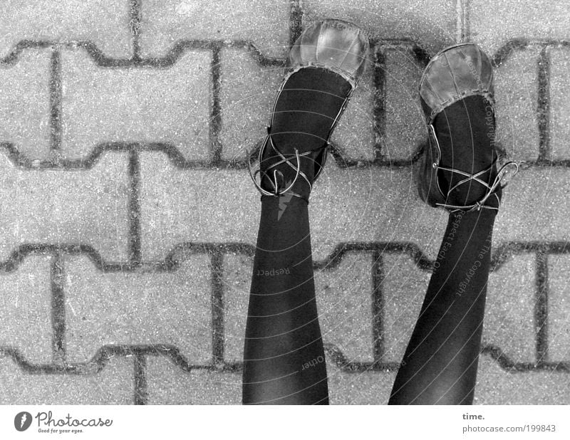 Schühchen mit Bändchen an Mädchen Sommer Beine Fuß 2 Mensch Straße Wege & Pfade Strumpfhose Schuhe grau schwarz Schuhbänder Pflastersteine parallel