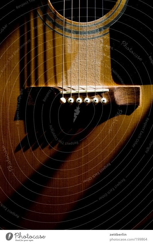 Dunkle Gitarre Musik Musikinstrument Saite Saiteninstrumente Staub Schatten Holz akustisch Nahaufnahme