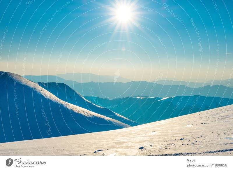 Helle Sonne in den Winterbergen Ferien & Urlaub & Reisen Schnee Berge u. Gebirge Umwelt Natur Landschaft Himmel Wolkenloser Himmel Horizont Sonnenaufgang