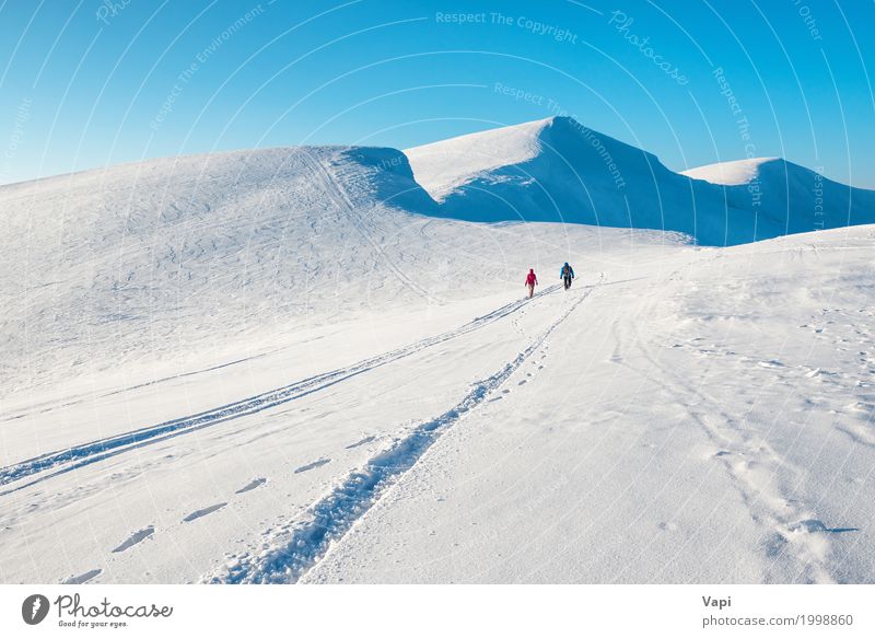 Zwei Menschen in schönen Winterbergen Freizeit & Hobby Ferien & Urlaub & Reisen Tourismus Ausflug Abenteuer Freiheit Schnee Winterurlaub Berge u. Gebirge