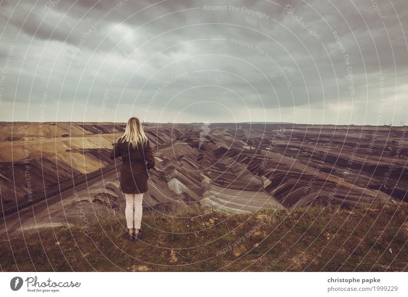 Blonde Frau schaut auf Kohle- Tagebau Energiewirtschaft Energiekrise Junge Frau Jugendliche Erwachsene 1 Mensch Umwelt Erde Wolken schlechtes Wetter Jüchen