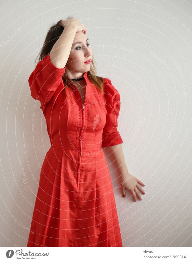 . feminin Frau Erwachsene 1 Mensch Kleid brünett langhaarig beobachten festhalten Blick stehen schön rot Sicherheit Wachsamkeit Gelassenheit Selbstbeherrschung