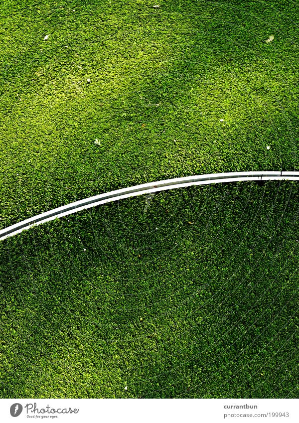 grün in moll Linie Freizeit & Hobby Grünfläche grünen Minigolf Golfplatz Rasen Kunstrasen Farbfoto Textfreiraum oben Textfreiraum unten Tag Licht Schatten