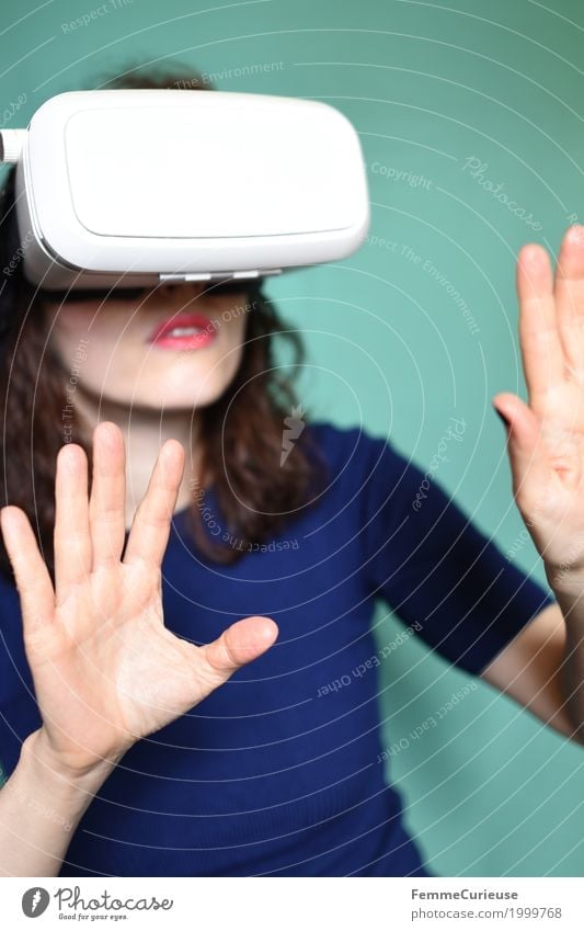 Virtuelle Realität (02) feminin Junge Frau Jugendliche Erwachsene 1 Mensch 18-30 Jahre entdecken Cyberspace Technik & Technologie virtuell Brille VR-Brille