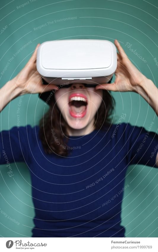 Virtuelle Realität (16) feminin Junge Frau Jugendliche Erwachsene Mensch 18-30 Jahre erleben dreidimensional Technik & Technologie Zukunft Fortschritt VR-Brille