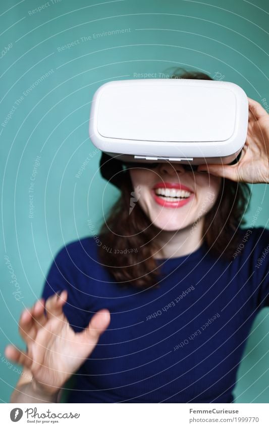 Virtuelle Realität (06) feminin Junge Frau Jugendliche Erwachsene 1 Mensch 18-30 Jahre erleben Technik & Technologie Zukunft Fortschritt virtuell wirklich